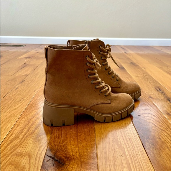 Size 9 Boots - Picture 1 of 4